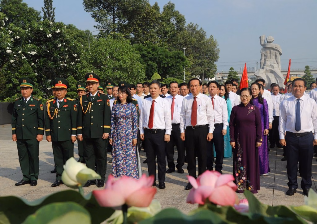 TP Hồ Chí Minh dâng hoa, dâng hương tưởng nhớ Anh hùng liệt sĩ
