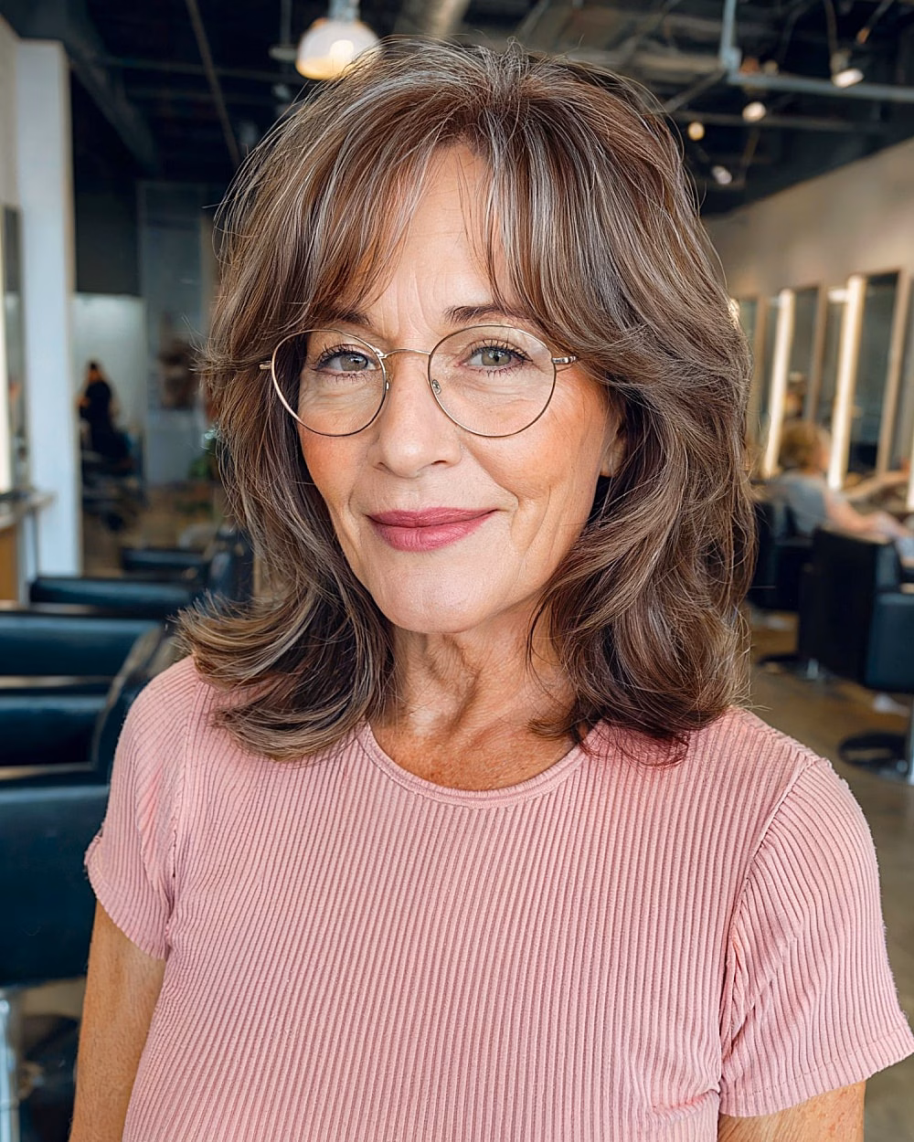 Cách chọn rèm mái phù hợp với phụ nữ trên 70 tuổi Layered brown hair with curtain bangs and face-framing shape for lifted style on women over 70