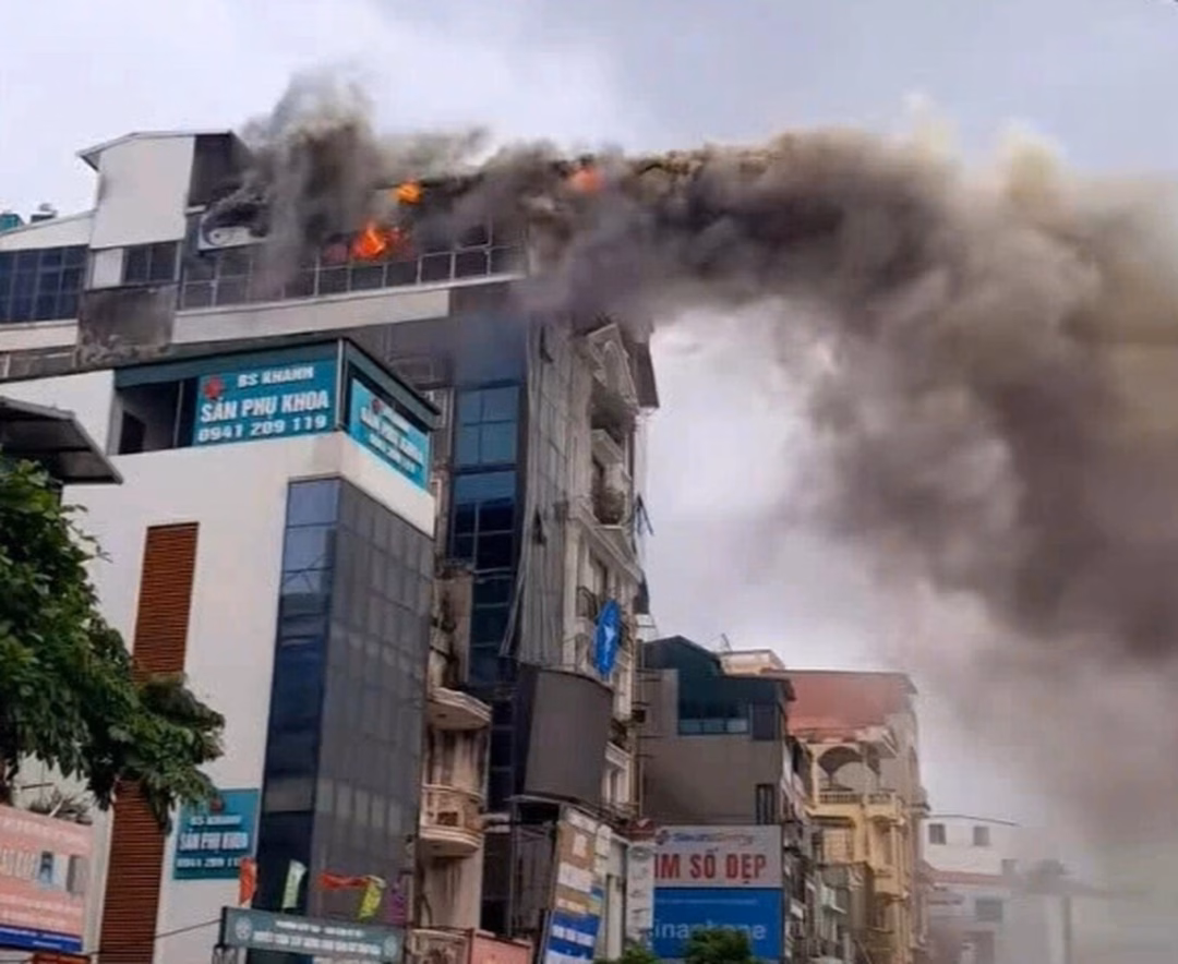 Cháy nhà dân ở Hà Nội, người dân kịp thời di tản đảm bảo an toàn Cảnh sát điều nhiều xe chữa cháy và cả xe thang tới hiện trường (Ảnh: Trung Nguyên).