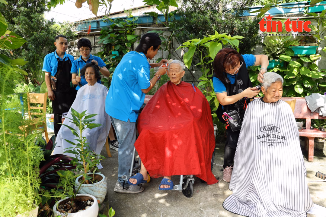 Grooming miễn phí lan tỏa yêu thương của nhóm thợ tóc trẻ ở Sài Gòn Chú thích ảnh