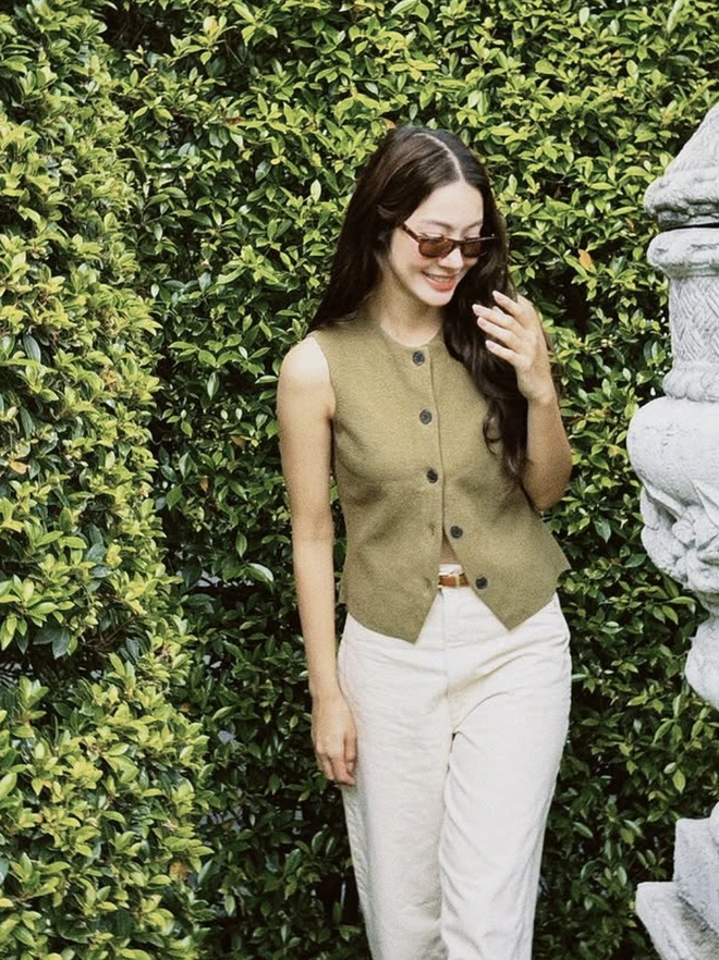 Áo gile – Sự lựa chọn linh hoạt cho phong cách hàng ngày Áo gile dệt kim cổ tròn mang đến vẻ đẹp cổ điển và thanh lịch, đặc biệt khi được phối cùng quần ống suông giúp tôn dáng một cách tinh tế