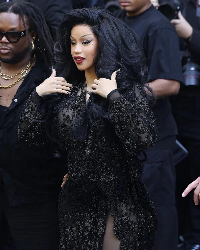 Ca sĩ Cardi B bị kiện vì ném micro gây thương tích cho khán giả Hiện ca sĩ Cardi B vẫn giữ im lặng khi bị "réo tên" vì vụ kiện. Ảnh: IGNV