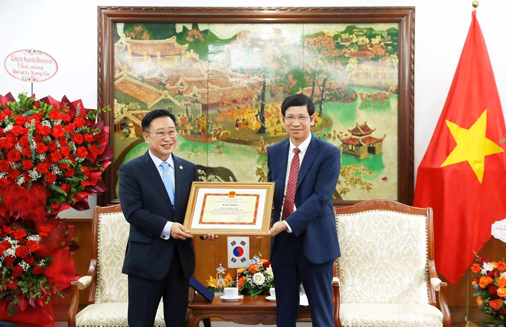 Trao tặng Bằng khen cho Đại sứ du lịch Lý Xương Căn - ảnh 2
