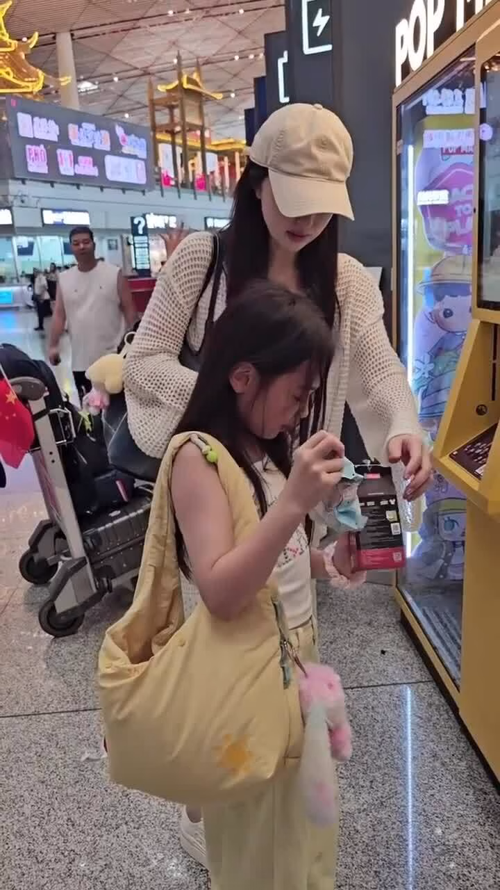 Đổng Tuyền và con gái du lịch cùng nhau. Video: Weibo