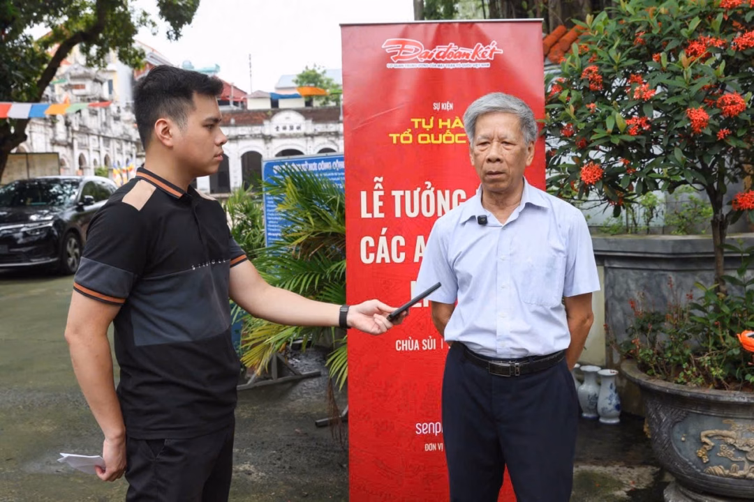 Hành Trình Báo Công: Tưởng Niệm và Nguyện Cầu Quốc Thái Dân An tại Chùa Sủi Ông Nguyễn Xuân Việt chia sẻ cùng phóng viên Tiến Đạt. Ảnh: Quang Vinh.
