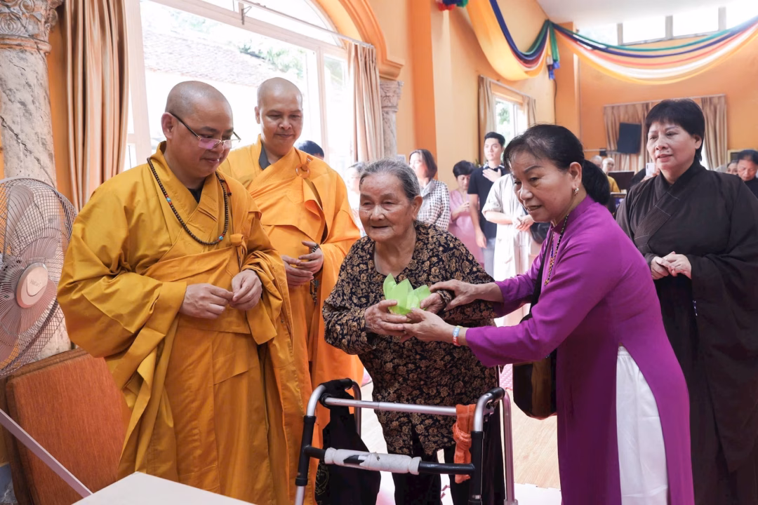 Hành Trình Báo Công: Tưởng Niệm và Nguyện Cầu Quốc Thái Dân An tại Chùa Sủi Bà Nguyễn Thị Hằng (89 tuổi) có chồng là liệt sỹ hy sinh ở chiến trường Quảng Trị xúc động dâng nén tâm hương tưởng nhớ các anh hùng, liệt sỹ. Ảnh: Quang Vinh.