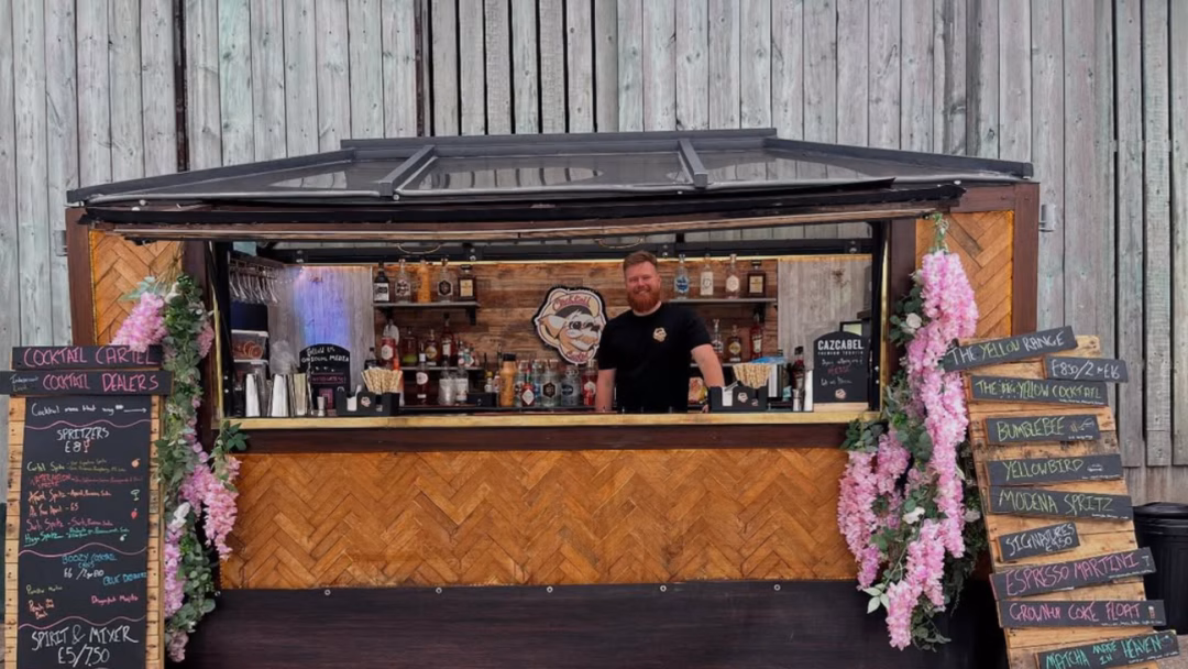 Khách sạn Chocolate mở quán cà phê Velvetiser đầu tiên tại Manchester Greater Manchester has plenty of up-and-coming areas both here in the city centre and out in the boroughs, and one of those – Middlewood Locks over in Salford – is about to be treated to its own mobile cocktail bar.