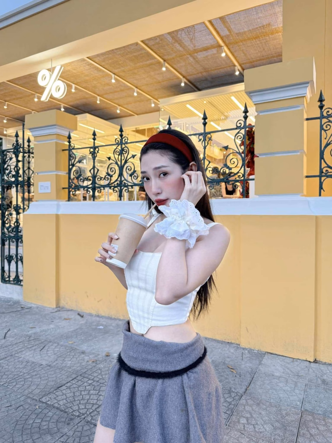 Khổng Tú Quỳnh ở tuổi băm: Nhan sắc amp;#34;vượt thời gianamp;#34;, mê mặc đồ gợi cảm - 9