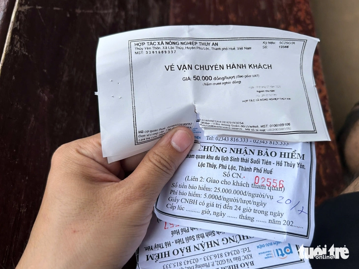 Khu du lịch sinh thái suối Tiên hoạt động trái phép, du khách vẫn hăng hái đến tham quan Theo ghi nhận của phóng viên, ngày mua vé là sáng ngày 20-7-2025, tuy nhiên ngày in trên vé vận chuyển hành khách là 18-7-2025 - Ảnh: THANH NGUYÊN