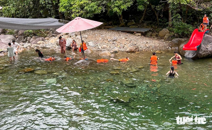 Khu du lịch sinh thái suối Tiên hoạt động trái phép, du khách vẫn hăng hái đến tham quan Theo người dân, hiện nay khu vực suối Tiên có 12 bãi tắm được phân chia cho các hộ kinh doanh đồ ăn, nước uống... - Ảnh: THANH NGUYÊN
