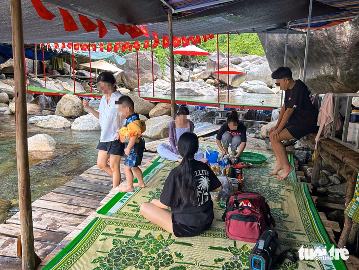 Khu du lịch sinh thái suối Tiên hoạt động trái phép, du khách vẫn hăng hái đến tham quan Theo các hộ kinh doanh, trung bình mỗi tháng phải đóng từ 7-10 triệu đồng - Ảnh: THANH NGUYÊN