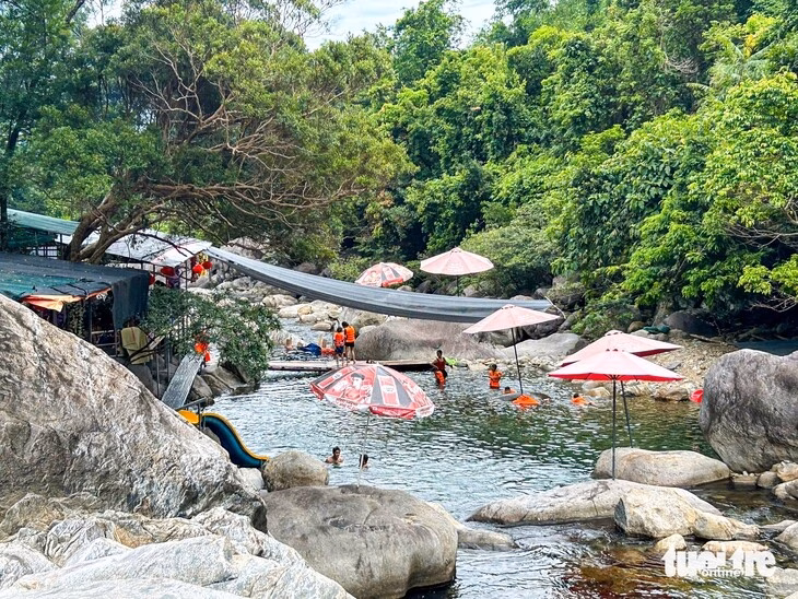 Khu du lịch sinh thái suối Tiên hoạt động trái phép, du khách vẫn hăng hái đến tham quan Hoạt động không phép, khu du lịch sinh thái ở TP Huế vẫn có thể thu đủ loại tiền - Ảnh 1.