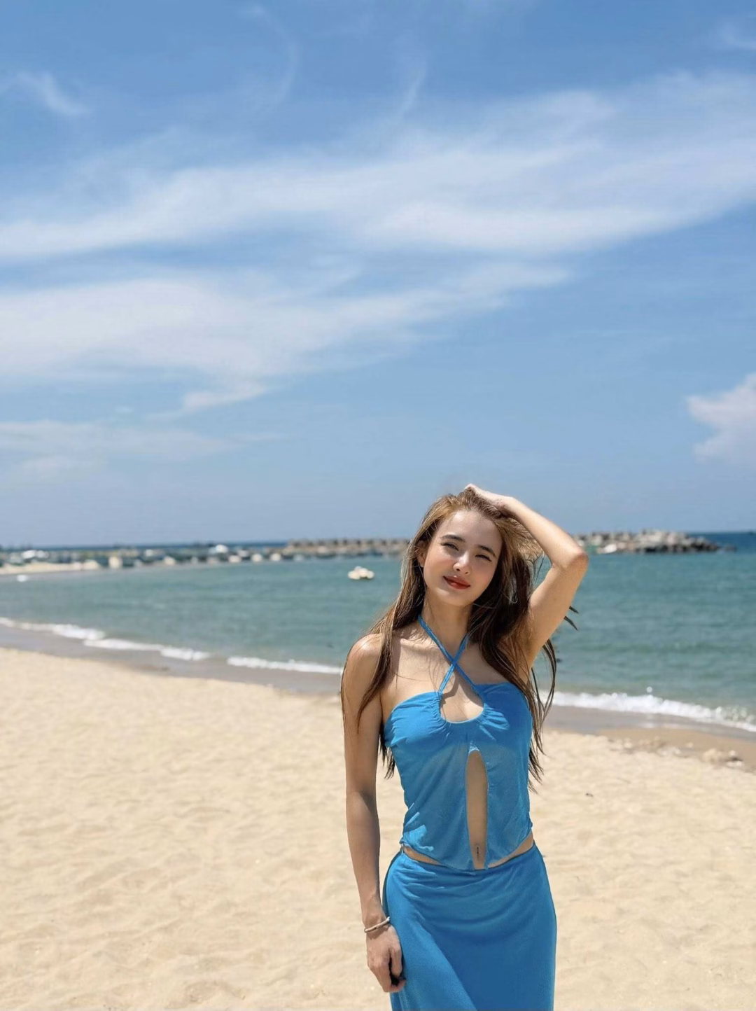 Em gái Công Vinh khoe body nóng mắt khi diện bikini cắt xẻ.