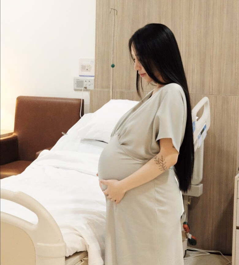 Nữ đại gia 26 tuổi 4 lần sinh con trong 5 năm tiết lộ hành trình vượt cạn lần 4 Hot girl giàu giỏi nức tiếng Sài thành nằm chờ đẻ vẫn xinh hết phần thiên hạ, sinh 4 bé trong 5 năm, được chồng thiếu gia ôm hôn ngọt lịm - 2