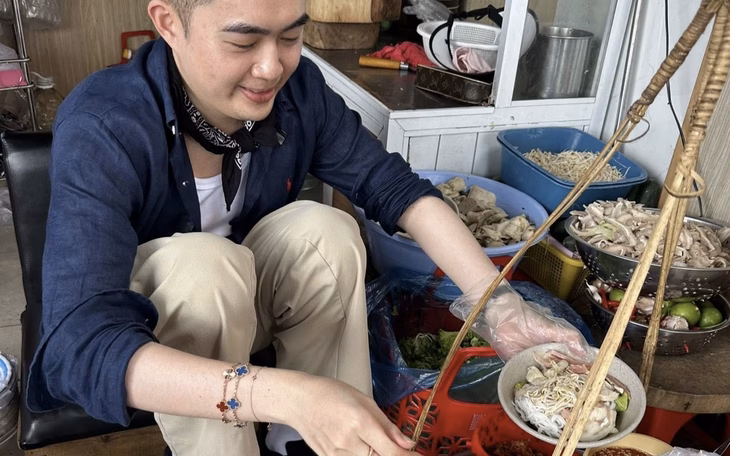 Nữ người mẫu gây sốt mạng với trang phục ‘quẩy’ trên máy bay Tina Thảo Thi bị 'tố' thái độ, khác hẳn hình ảnh trên mạng