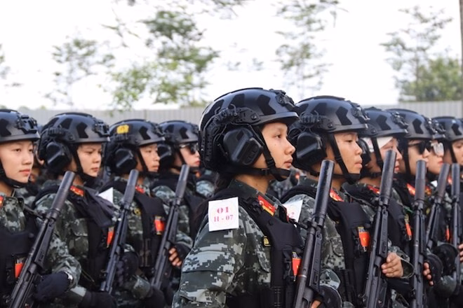 Đồng chí Lê Thị Hạnh (số 10), thuộc khối nữ sĩ quan Cảnh sát giao thông. Ảnh: Nguyễn Linh