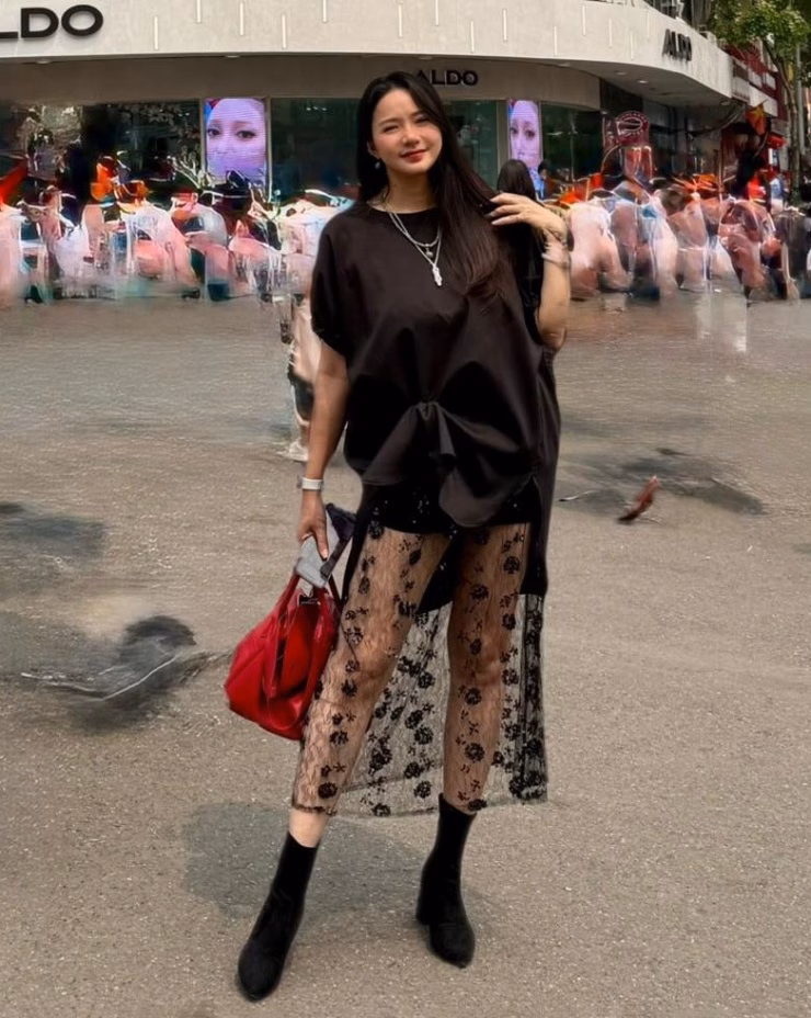 Chiếc váy xuyên thấu 'nửa kín nửa hở' được cô phối cùng nhiều kiểu áo tông đen, tạo hiệu ứng giúp người trông thon gọn hơn.