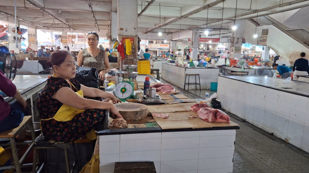 Quảng Ngãi: Dịch tả lợn châu Phi ập tới, người bán thịt lợn trắng tay Các tiểu thương bán thịt lợn ở chợ trung tâm tỉnh Quảng Ngãi rơi vào cảnh ế ẩm chưa từng có.
