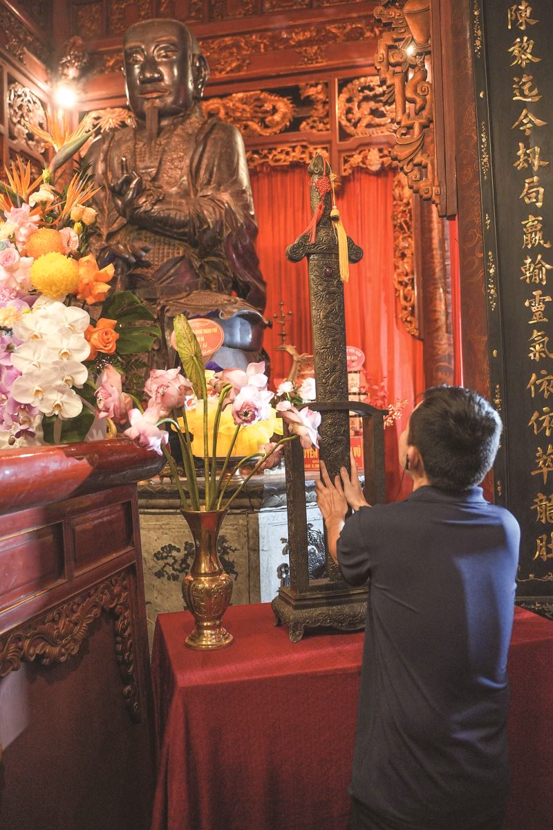Tiếng chuông Trấn Vũ – Du lịch đêm linh thiêng bên Hồ Tây