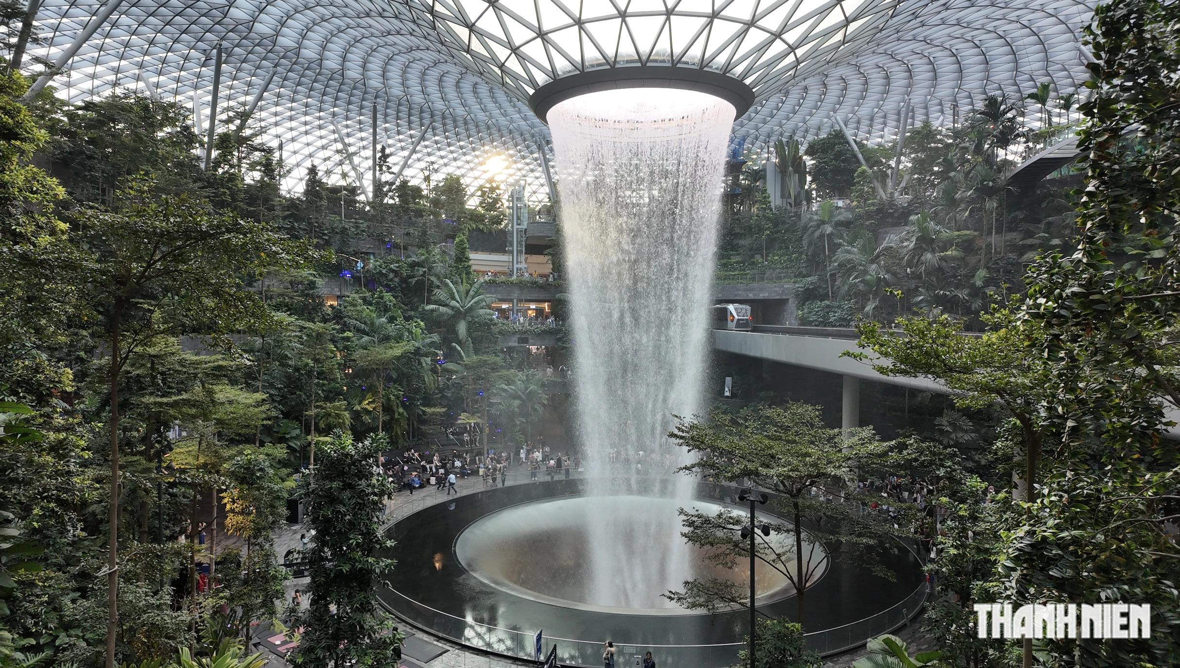 Thác nước trong sân bay Changi