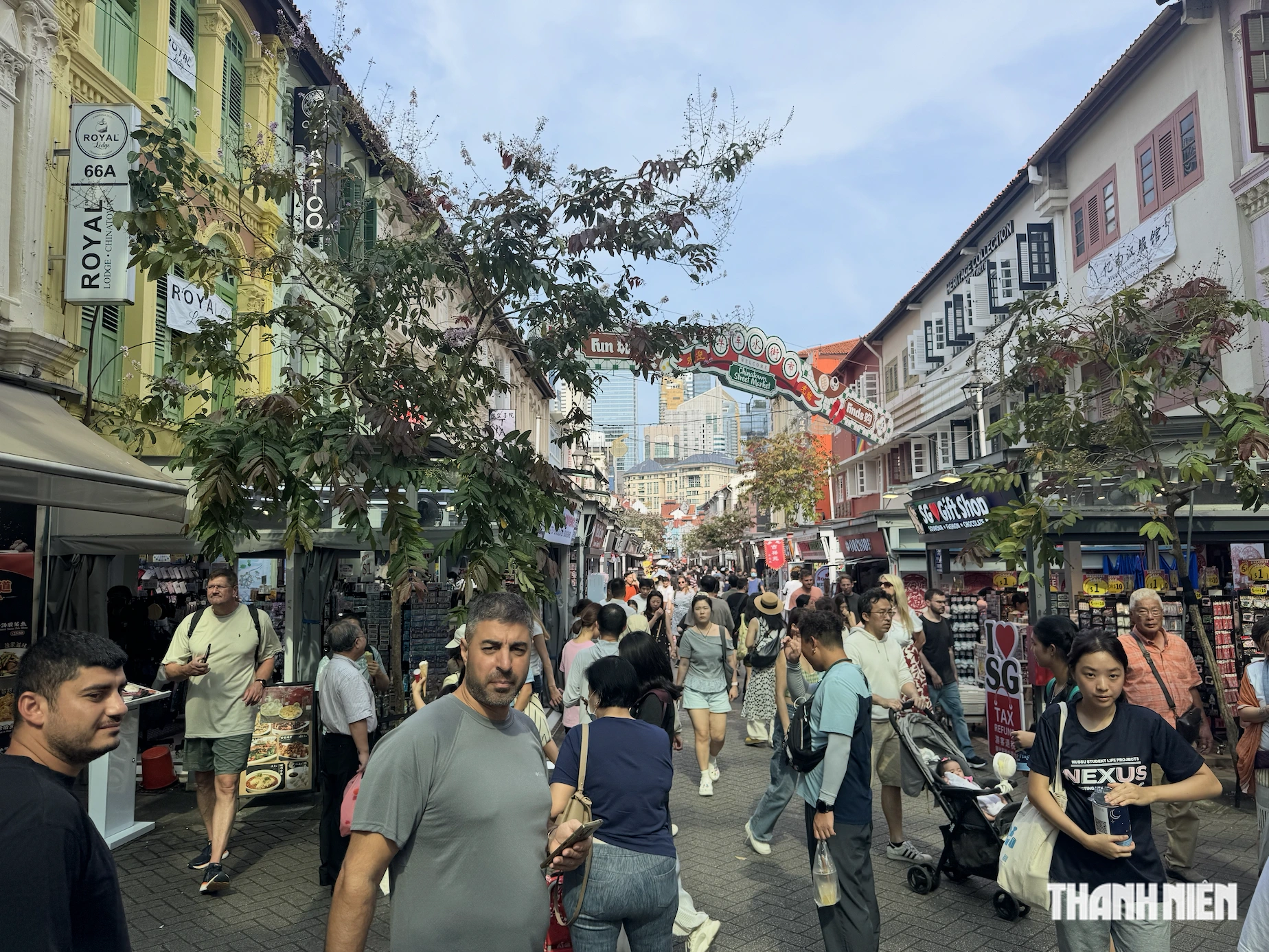 Khu Chinatown tại Singapore đông đúc khách du lịch vào ngày cuối tuần