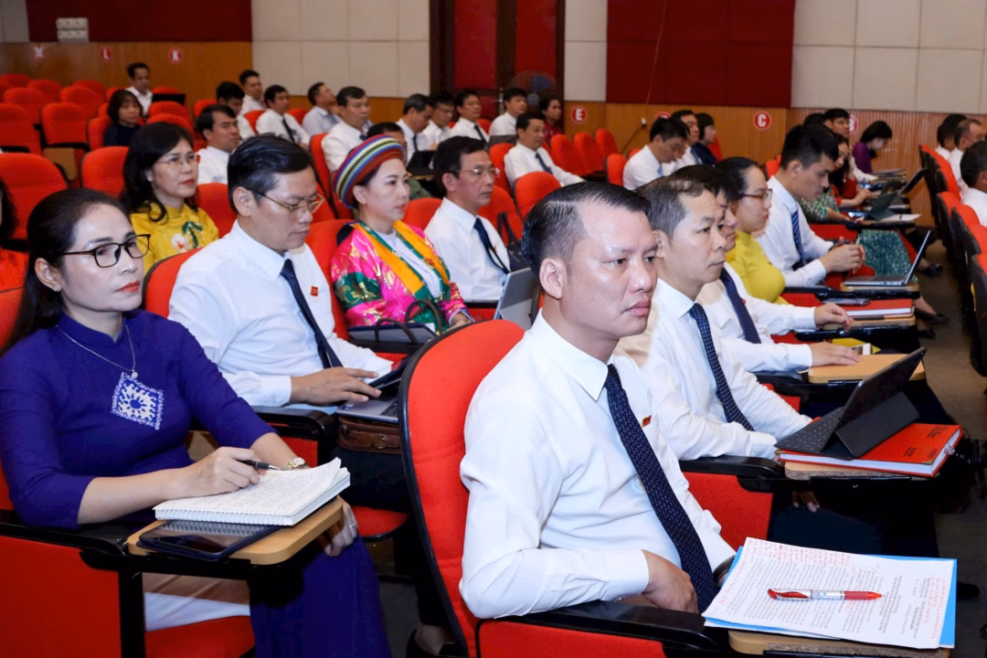 Tuyên Quang họp chuyên đề, thông qua nhiều quyết định quan trọng về phát triển kinh tế – xã hội Các đại biểu tham dự kỳ họp.