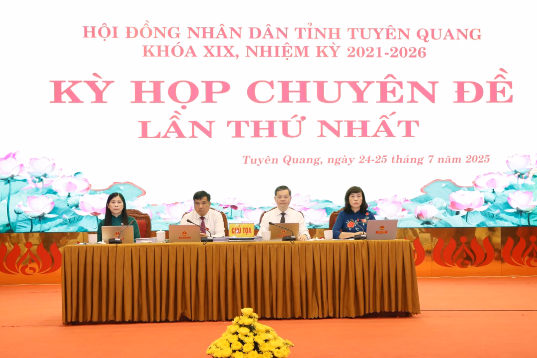 Tuyên Quang họp chuyên đề, thông qua nhiều quyết định quan trọng về phát triển kinh tế – xã hội Phó Bí thư Tỉnh ủy, Chủ tịch HĐND tỉnh Nguyễn Văn Sơn phát biểu khai mạc kỳ họp. Ảnh: An Nhiên