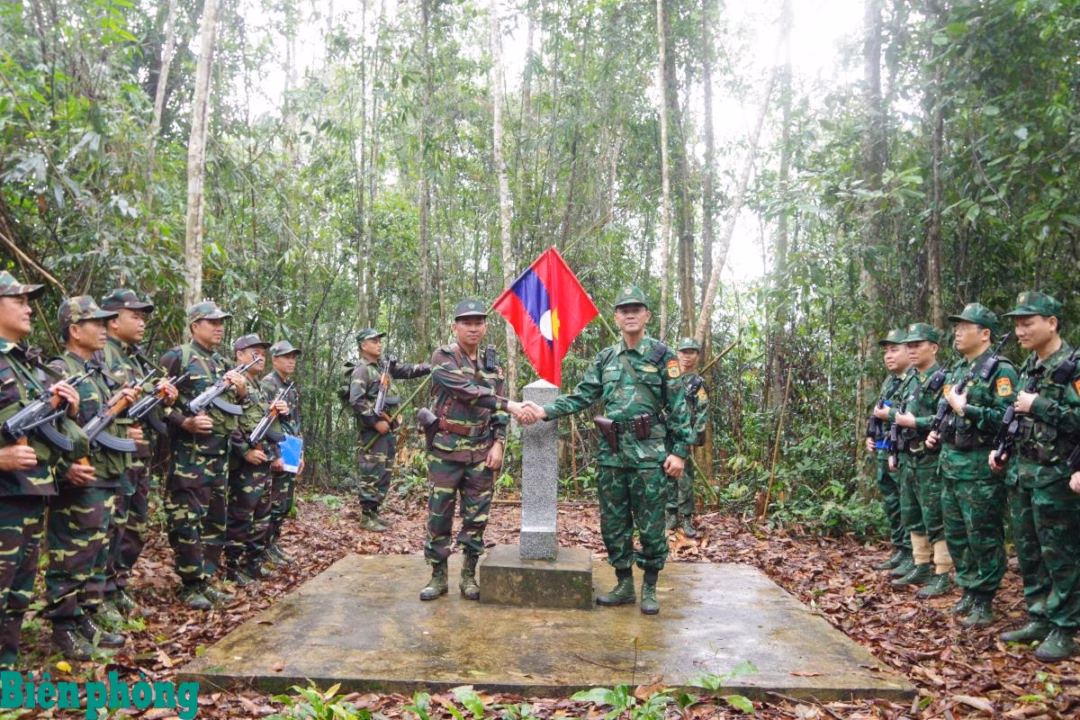 Việt Nam – Lào tăng cường hợp tác bảo vệ biên giới Hai bên thực hiện các nghi thức tại cột mốc 365. Ảnh: Hải Thượng