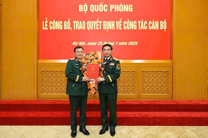 Bộ trưởng Bộ Quốc phòng Phan Văn Giang trao quyết định thăng quân hàm Trung tướng cho ông Tào Đức Thắng, Chủ tịch Viettel. (Nguồn: Viettel)