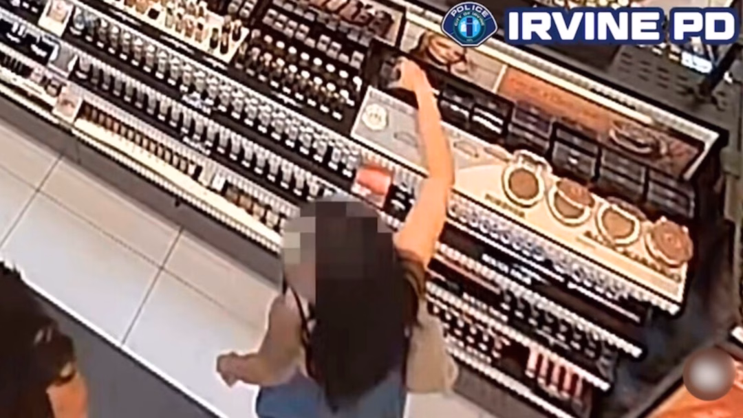 Cô gái ăn cắp hàng beauty trị giá 900 USD bị cảnh sát bắt giữ Surveillance cameras captured the female suspect entering a Sephora beauty store at the Irvine Spectrum Center mall in Irvine and stealing over $900 worht of beauty products on July 30, 2025. (Irvine Police Department)