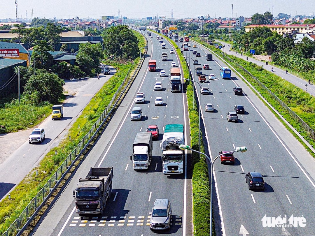 Xe tải, xe khách thường xuyên chạy ở làn trong cùng, sát dải phân cách giữa trên cao tốc Pháp Vân - Cầu Giẽ - Ảnh: HỒNG QUANG