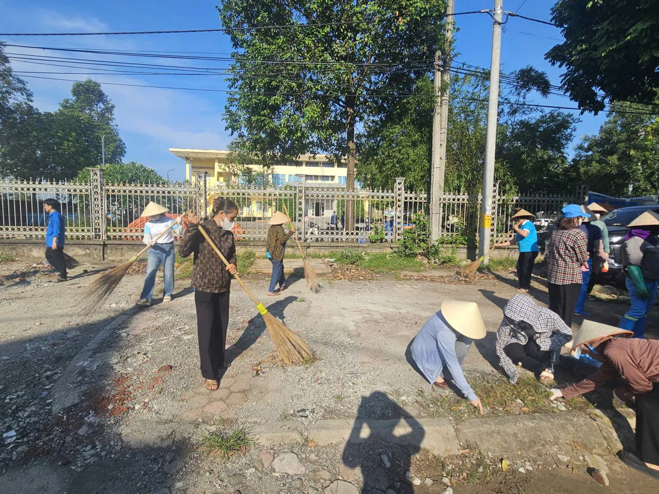 Hàng trăm người dân一起 làm sạch môi trường ở xã Mỹ Đức, Hà Nội Hình ảnh 3