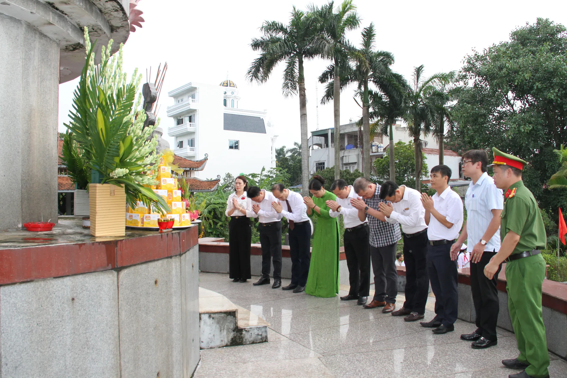 Hàng trăm người dân一起 làm sạch môi trường ở xã Mỹ Đức, Hà Nội Lãnh đạo xã Mỹ Đức dâng hương tưởng niệm các anh hùng liệt sĩ