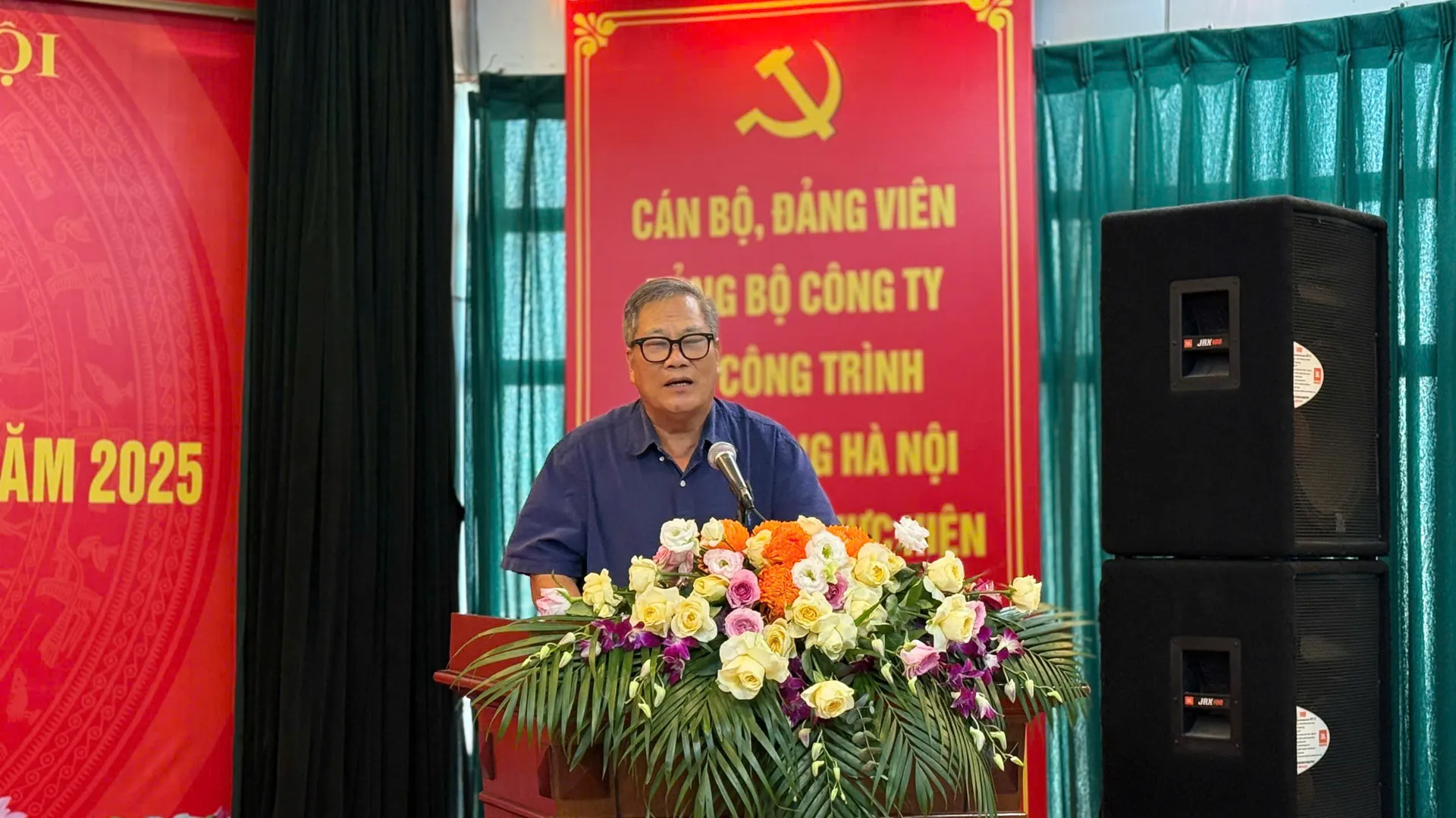 Chủ tịch Liên hội các Hội khoa học và kỹ thuật Hà Nội Lê Xuân Rao phát biểu tại hội nghị. 
