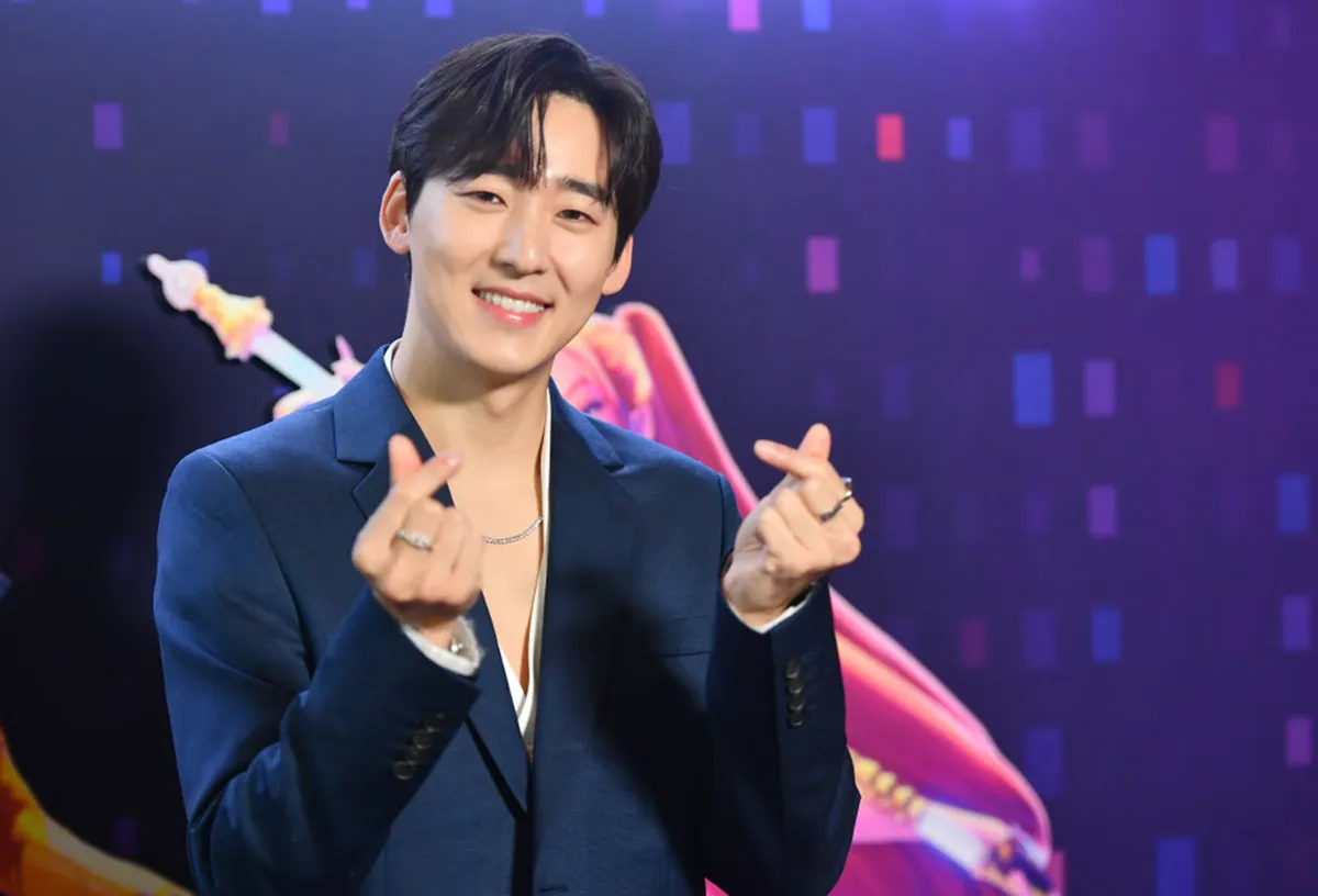 Kevin Woo lồng tiếng giọng ca “Mystery”, một trong năm thành viên của nhóm nhạc nam ảo Saja Boys. (Ảnh: WSJ)