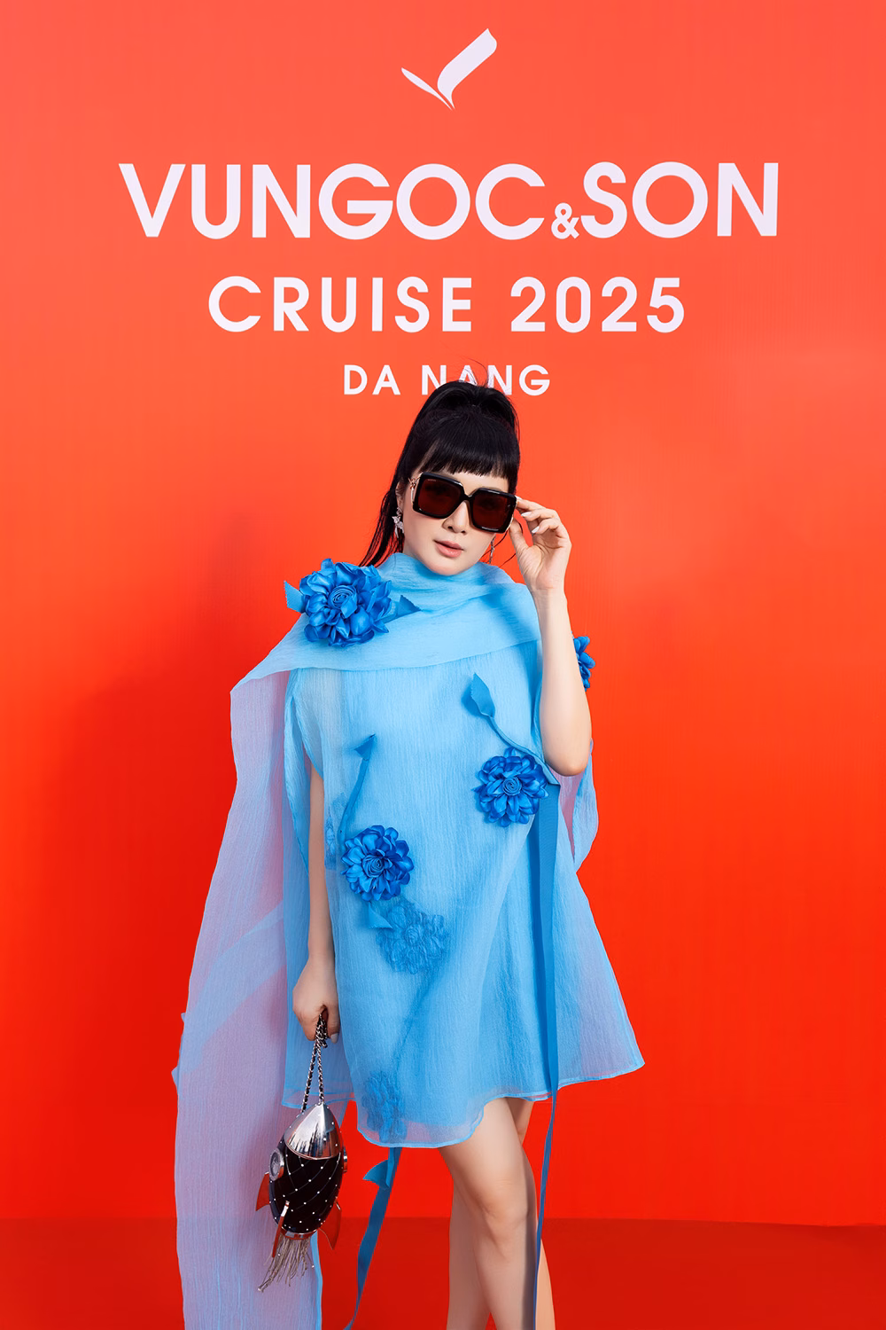 Show diễn VUNGOC&SON Cruise 2025: Thiên hà những ngôi sao tỏa sáng bên sông Hàn Nàng thơ không tuổi Giáng My trẻ trung với đầm suôn đính hoa 3D. Chị tăng thêm điểm nhấn cho tổng thể với túi xách hình phi thuyền và tóc mái xéo lệch đầy thời thượng.