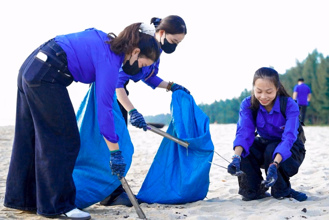 Thanh niên Đà Nẵng ra quân vệ sinh môi trường biển Hoạt động ra quân vệ sinh môi trường biển không chỉ góp phần làm sạch cảnh quan, bảo vệ hệ sinh thái biển mà còn nâng cao nhận thức cộng đồng trong việc giữ gìn môi trường sống.