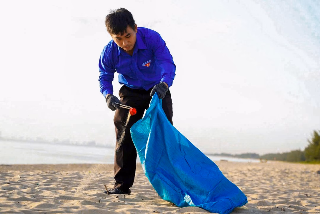 Thanh niên Đà Nẵng ra quân vệ sinh môi trường biển