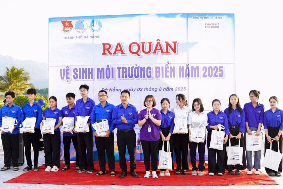 Thanh niên Đà Nẵng ra quân vệ sinh môi trường biển