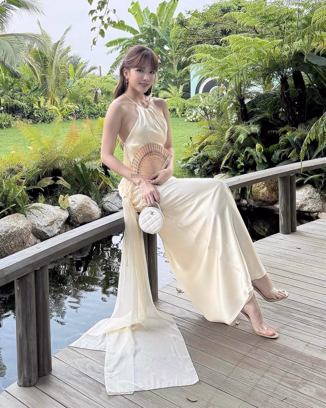 Thiều Bảo Trâm: biểu tượng thời trang hiện đại với phong cách đa dạng Thiều Bảo Trâm amp;#34;hack tuổiamp;#34; trông thấy nhờ loạt items trẻ trung, có hàng chục túi hiệu nhưng chỉ mê đúng một màu - 10