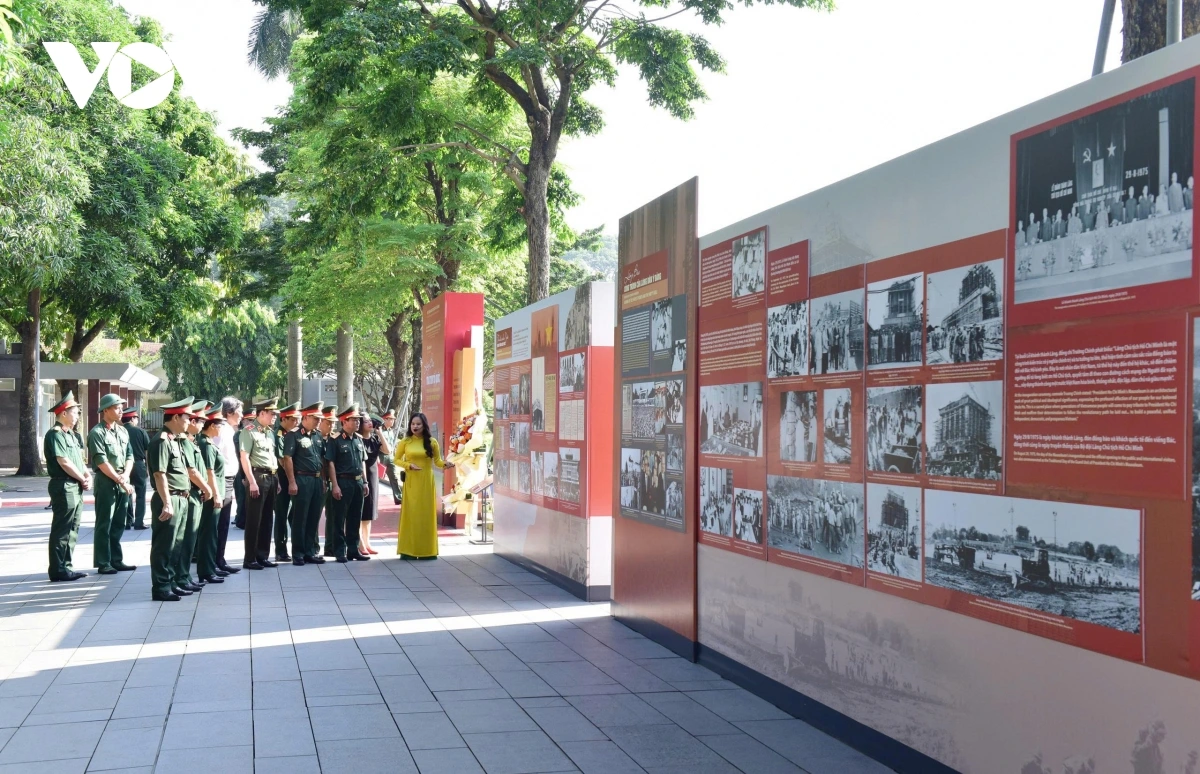 Triển lãm ảnh quý về quá trình xây dựng Lăng Chủ tịch Hồ Chí Minh Triển lãm ảnh với chủ đề: “Lăng Bác - Trái tim Tổ quốc” kéo dài đến đến hết ngày 20/8/2025, tại Hà Nội