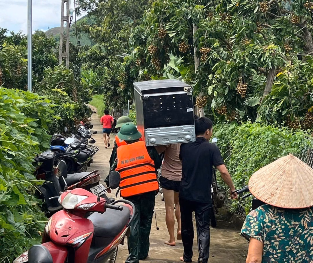 Bộ đội giúp dân sơ tán tránh lũ ở Sơn La