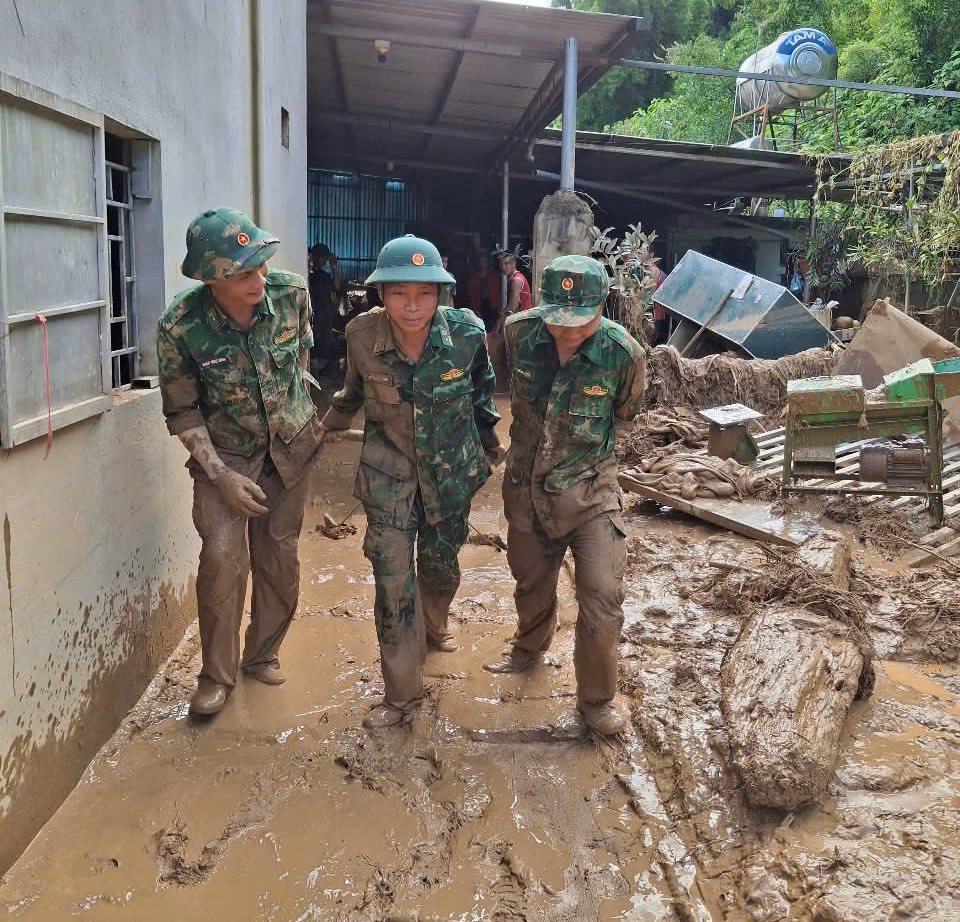Bộ đội giúp dân sơ tán tránh lũ ở Sơn La