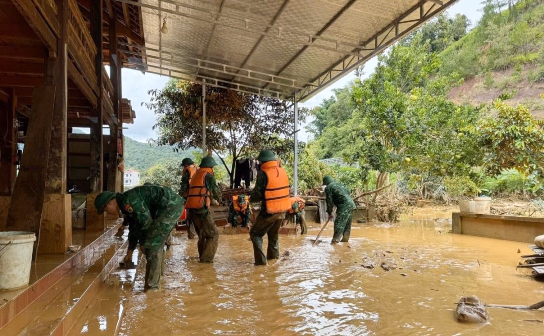 Bộ đội giúp dân sơ tán tránh lũ ở Sơn La Bên cạnh việc di dời tài sản cho người dân, nhiều cán bộ, chiến sĩ giúp dân dọn dẹp nhà cửa.