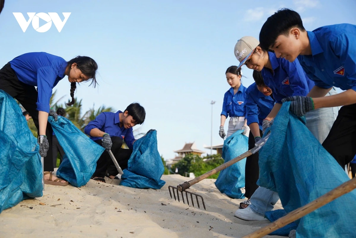Đoàn viên, thanh niên thu gom rác thải nhựa, rác sinh hoạt và các loại phế liệu dọc bãi biển Nguyễn Tất Thành