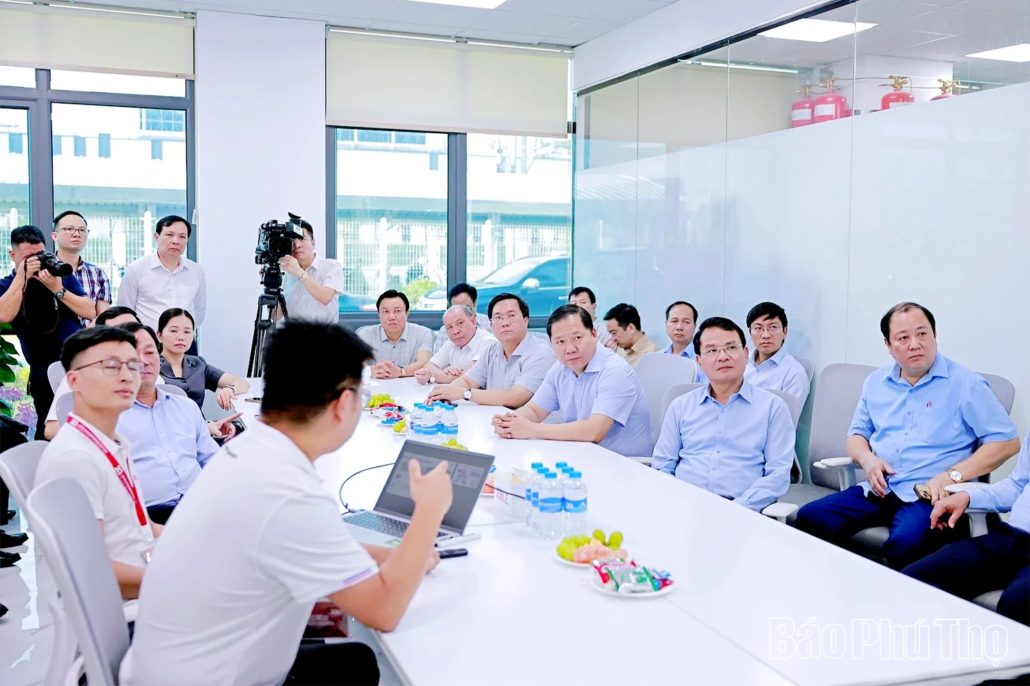 Bí thư Tỉnh ủy Đặng Xuân Phong cùng đoàn công tác nghe báo cáo Dự án Nhà máy sản xuất màn hình giấy điện tử EPD Dongfang KeMai (Việt Nam).