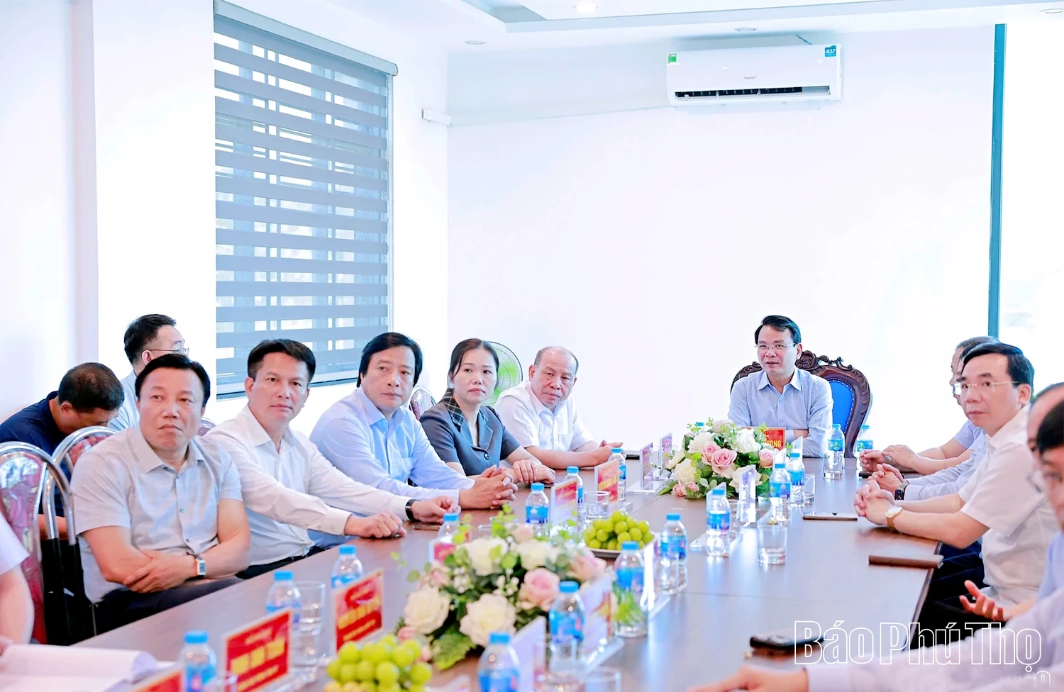 Bí thư Tỉnh ủy Đặng Xuân Phong cùng đoàn công tác nghe báo cáo Dự án đầu tư xây dựng hạ tầng Cụm công nghiệp Vạn Xuân.