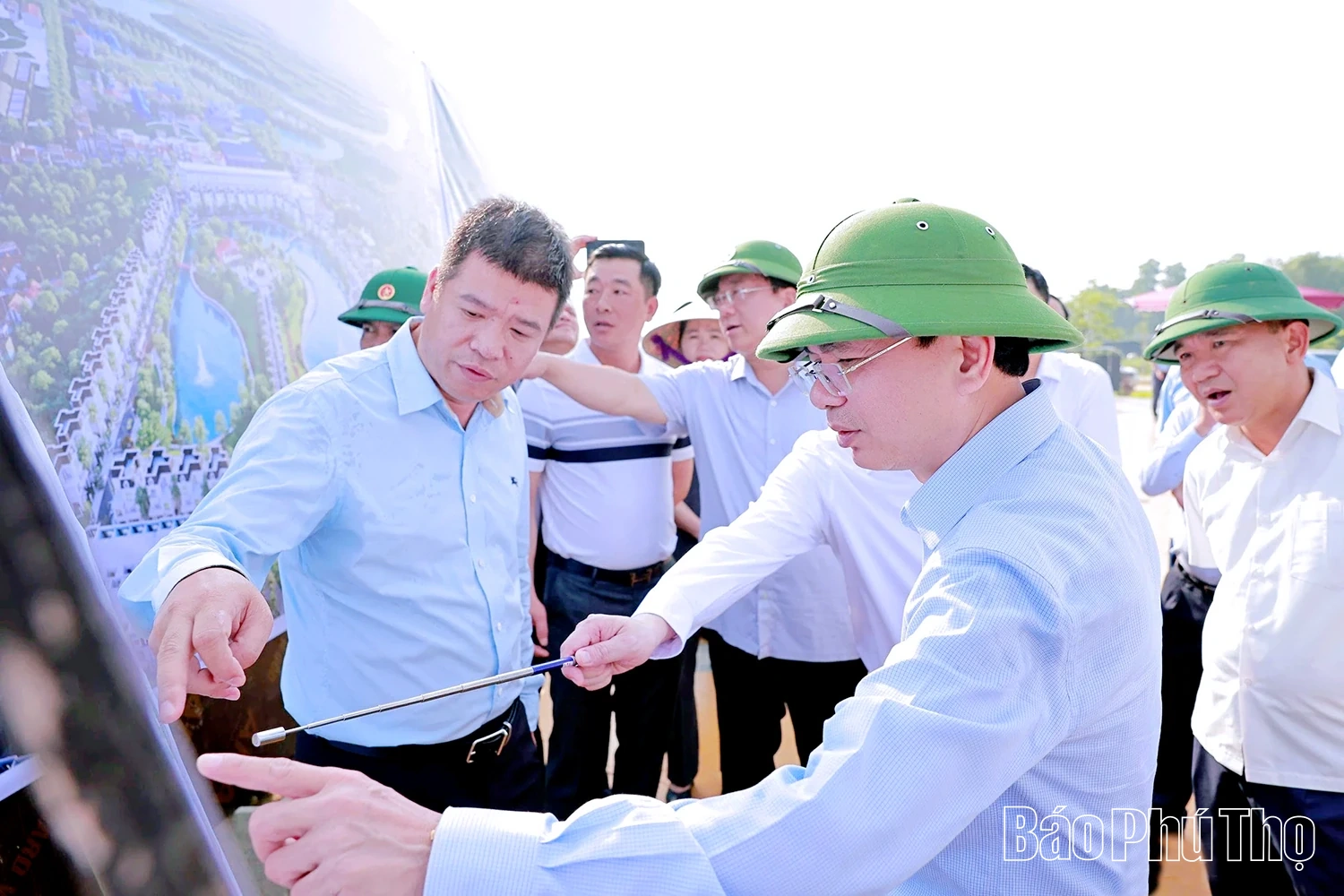 Bí thư Tỉnh ủy Đặng Xuân Phong cùng đoàn công tác kiểm tra Dự án Khu nhà ở đô thị và Tổ hợp văn hóa, thể thao tại thị trấn Cẩm Khê, huyện Cẩm Khê (cũ).