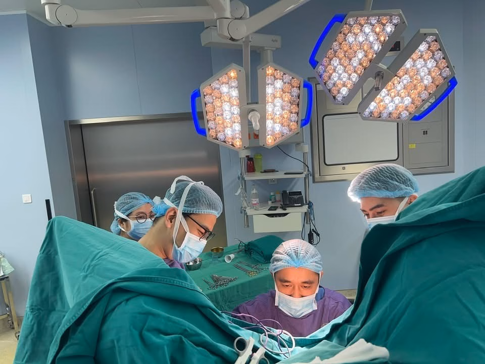 B&aacute;c sĩ phẫu thuật tại Bệnh viện Qu&acirc;n đội 108 điều trị bệnh nh&acirc;n 36 tuổi sau ti&ecirc;m xơ b&uacute;i trĩ sai chỉ định