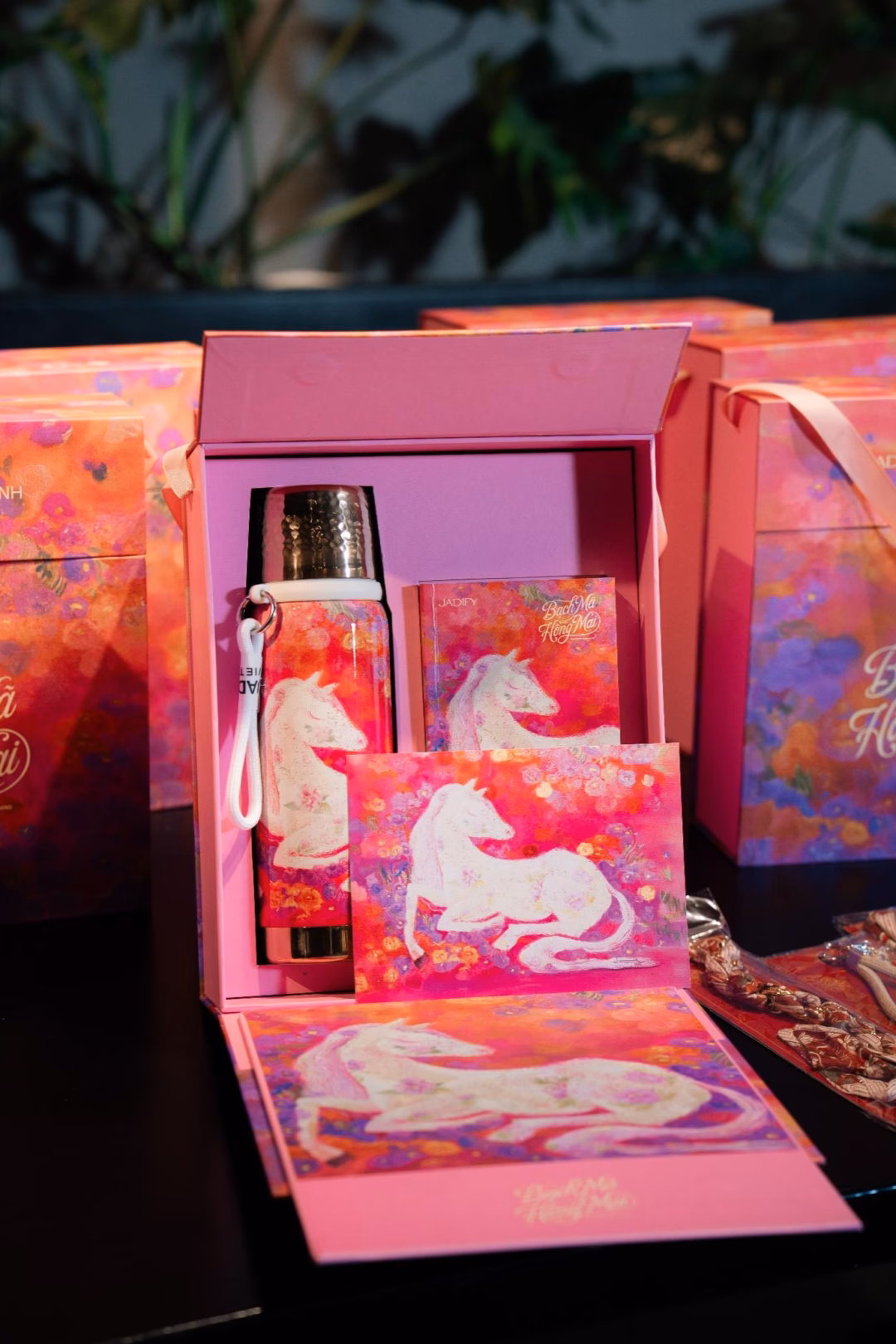 B&igrave;nh giữ nhiệt Jadify Bạch M&atilde; Hồng Mai &ndash; họa sĩ Vương Linh